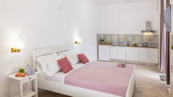 4 camere, una scrivania, ferro/asse da stiro, culla da viaggio