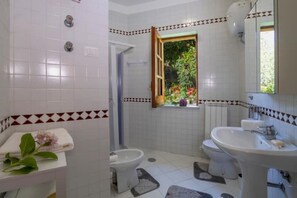 Douche, sèche-cheveux, bidet, serviettes fournies