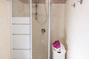 Bruser, hårtørrer, bidet, håndklæder