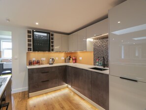 Kjøleskap, oppvaskmaskin, vannkoker og brødrister