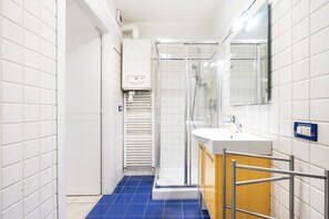 Dusj, hårføner, bidé og håndklær