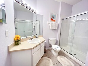 Doccia, asciugacapelli, asciugamani, sapone