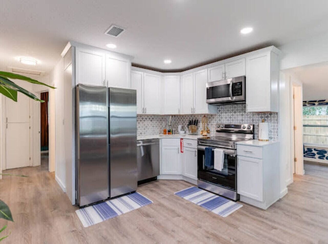 Réfrigérateur, four à micro-ondes, un four, surface de cuisson