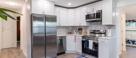 Refrigerador, microondas, horno, placa de cocina