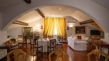 Desayuno buffet diario (EUR 8 por persona)