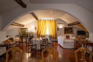 Café da manhã com buffet todos os dias (EUR 8 por pessoa) 