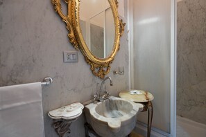 Camera Business Cardinale | Baño | Artículos de higiene personal gratuitos y secador de pelo
