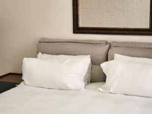 3 bedrooms, WiFi - A Modern & Homely Luxury Unit (Harare)