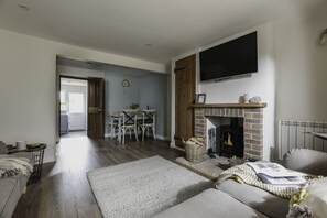 تلفزيون ذكي، مدفأة، كُتُب