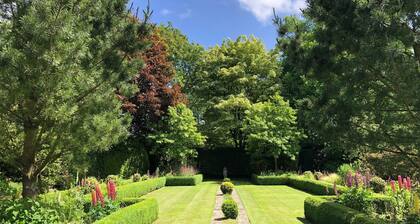 Gardener's Cottage -Tastefully furnished spacious cottage - perfect for family gatherings!