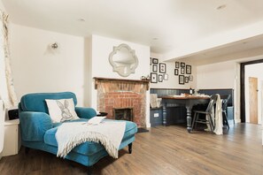 Een smart-tv, een open haard en boeken