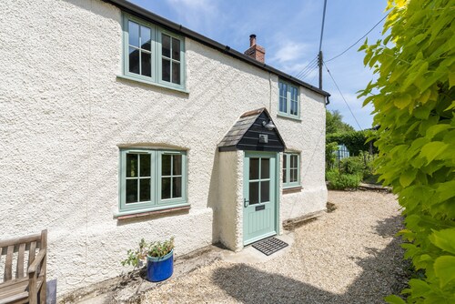 Tastefully furnished spacious cottage - perfect for family gatherings!