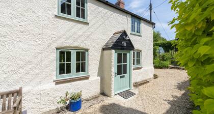 Tastefully furnished spacious cottage - perfect for family gatherings!