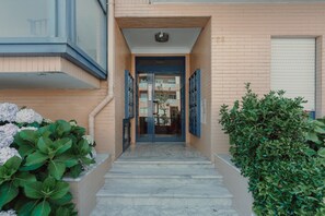 Exterior detail - Rising Sun Apartment (Leça da Palmeira)