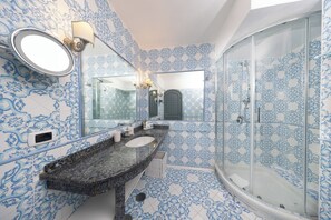 Leilighet – standard, 2 soverom, terrasse | Bad | Regndusjhode, designertoalettartikler, hårføner og bidé