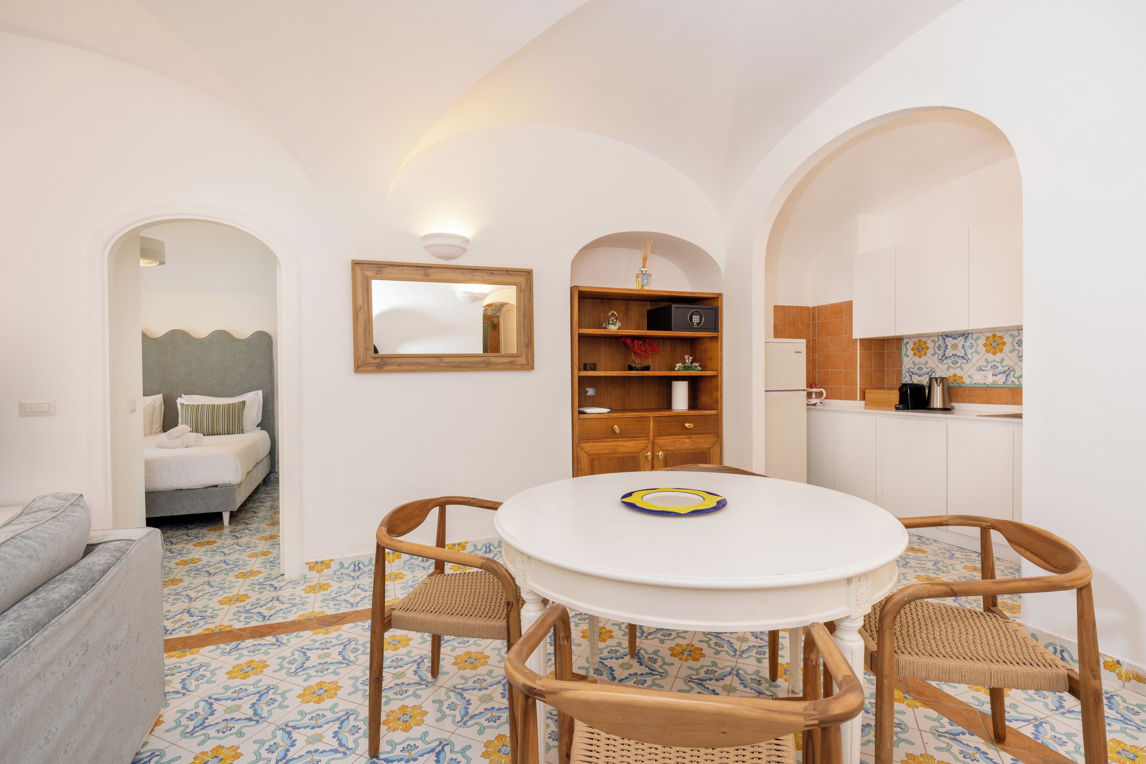 Appartamento Premium, 2 camere da letto, vista mare, fronte mare | Area soggiorno | Smart TV 46 pollici con canali digitali