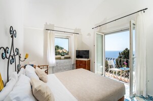 Attico panoramico, 2 camere da letto, vista mare, piano elevato | Lenzuola Frette, biancheria da letto di alta qualità