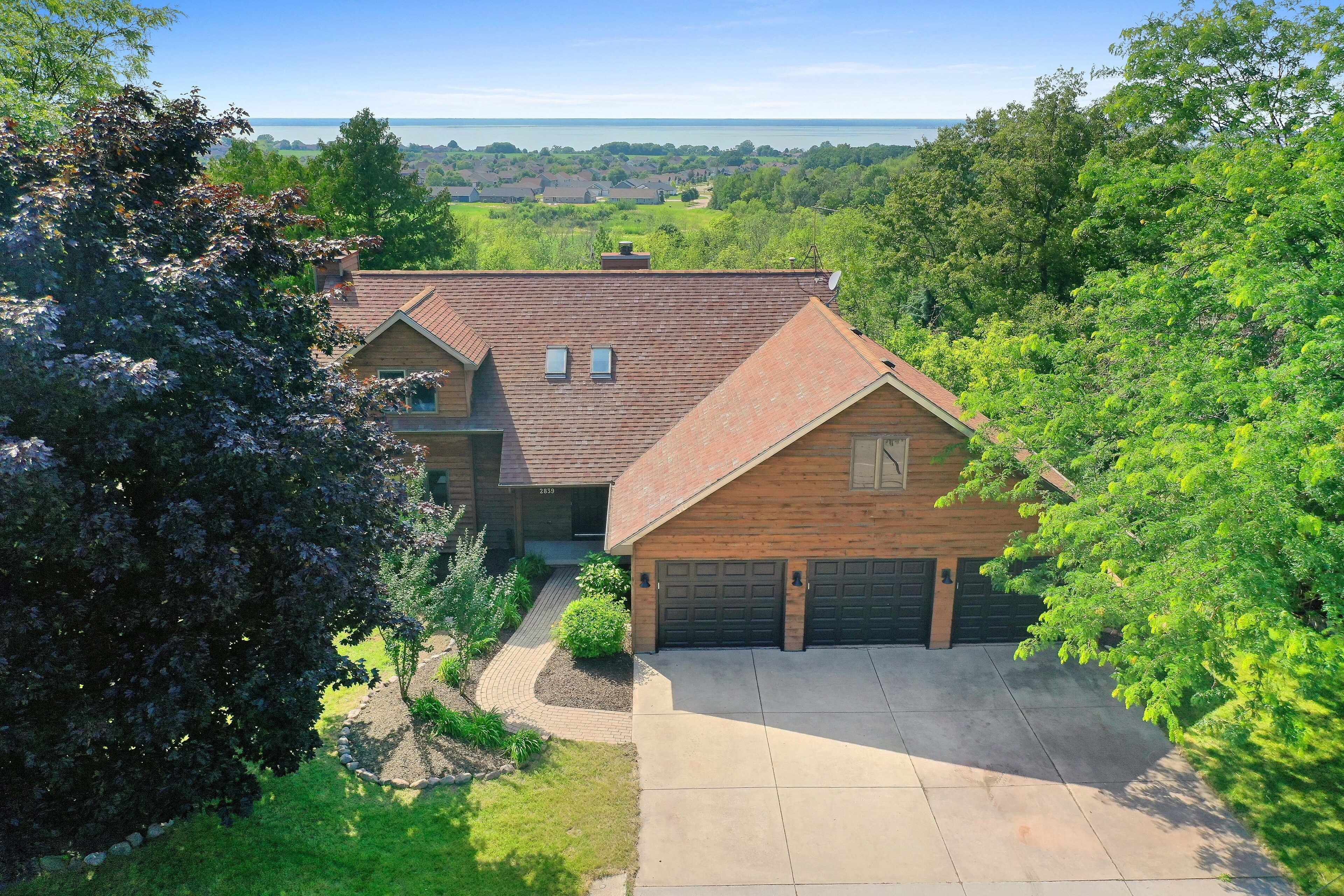 Panoramic Bay Views: Spacious with Expansive Deck by RedAwning