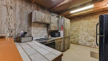 Mikrowelle, Ofen, Herdplatte, Wasserkocher mit Kaffee-/Teezubehör