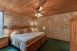 5 bedrooms, internet, bed sheets