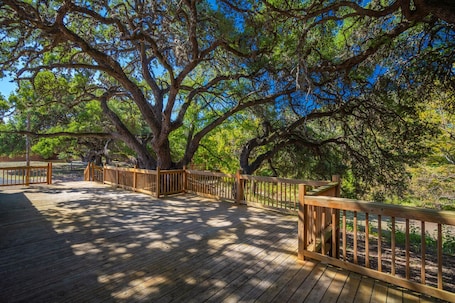 施設の敷地. Utopia River Retreat is a secluded paradise nestled along the Sabinal River in the Texas Hill Country.