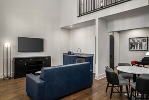 Loft presidencial | Caja de seguridad en la habitación y tabla de planchar con plancha 