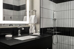 Articles de toilette gratuits, sèche-cheveux, serviettes fournies, savon