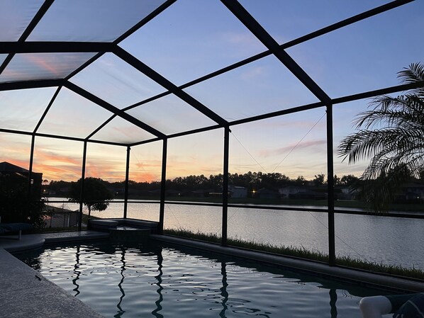 Una piscina al aire libre, una piscina climatizada