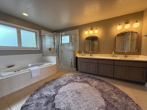 Bathtub, hair dryer, towels, soap - 15 Min from the Gates of Disney, Sleeps 10, Pool+View  (Four Corners)