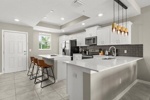 Fridge, microwave, oven, stovetop - 2 Bedrooms/ 2 Bathrooms/ Storey Lake (4731-204CT) (Kissimmee)