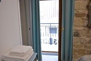 Memory-foam beds, individually furnished, desk, laptop workspace - AFFITTACAMERE DIMORA DEL CARMINE (Bari)