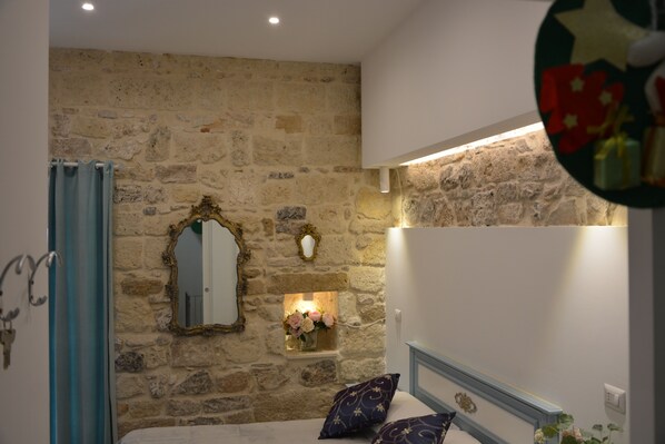 Comfort Double Room | Memory-foam beds, individually furnished, desk, laptop workspace - AFFITTACAMERE DIMORA DEL CARMINE (Bari)