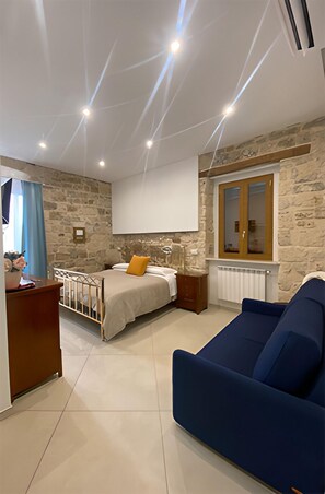 Memory-foam beds, individually furnished, desk, laptop workspace - AFFITTACAMERE DIMORA DEL CARMINE (Bari)