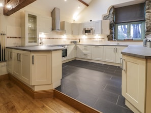 Fridge, dishwasher, electric kettle, toaster - The Barn by Lyons (Talybont)