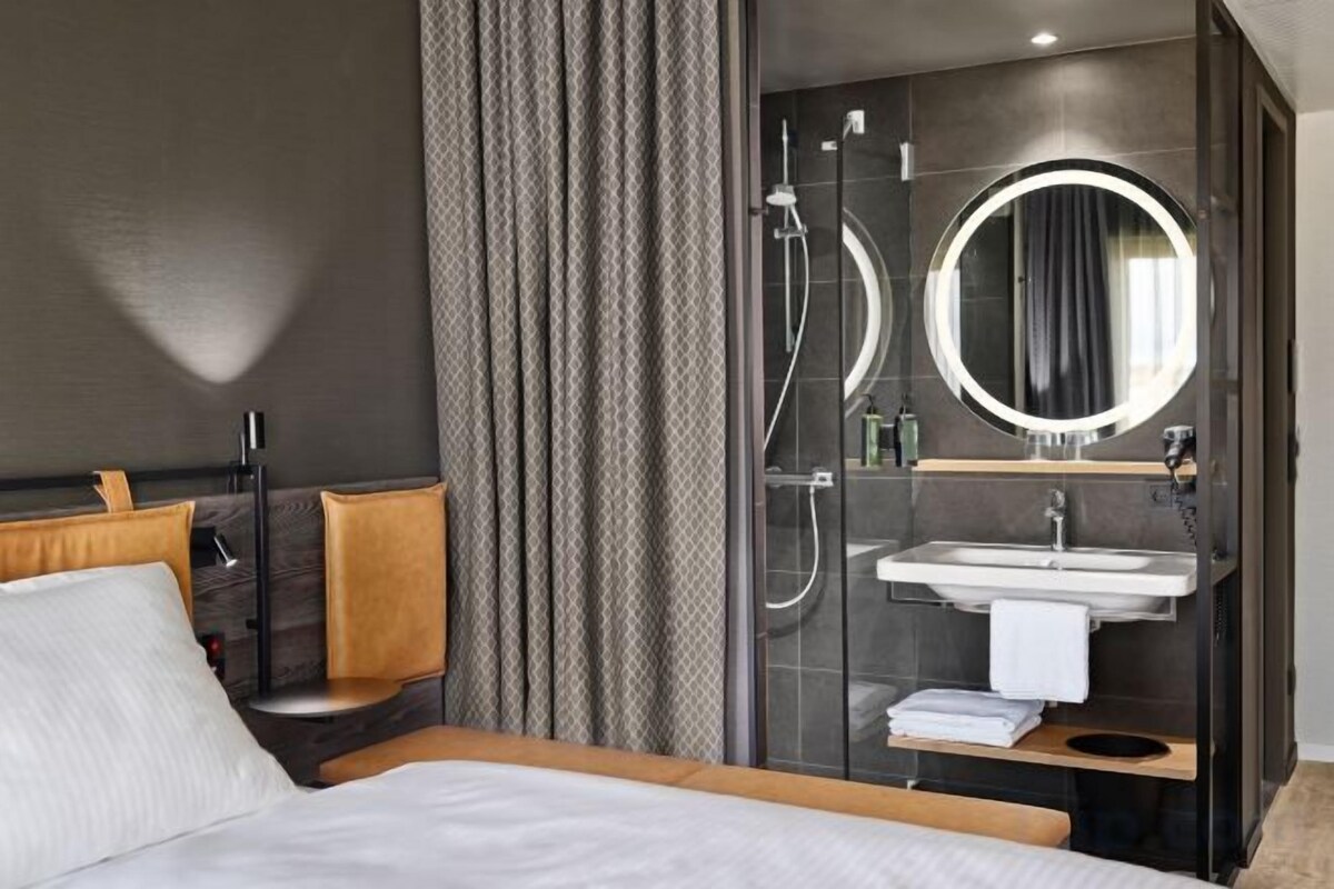 Hypo-allergenic bedding, soundproofing, free WiFi, bed sheets