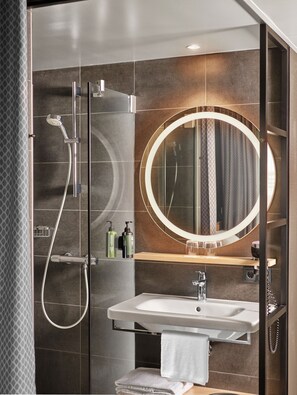 Shower, hair dryer, towels - H2 Hotel Saarbrücken (Saarbrücken)