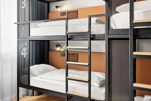 Quarto quádruplo conforto | Roupas de cama antialérgicas, berços grátis, Wi-Fi de cortesia