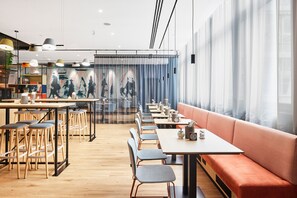 Se sirven desayunos, almuerzos y cenas; cocina internacional