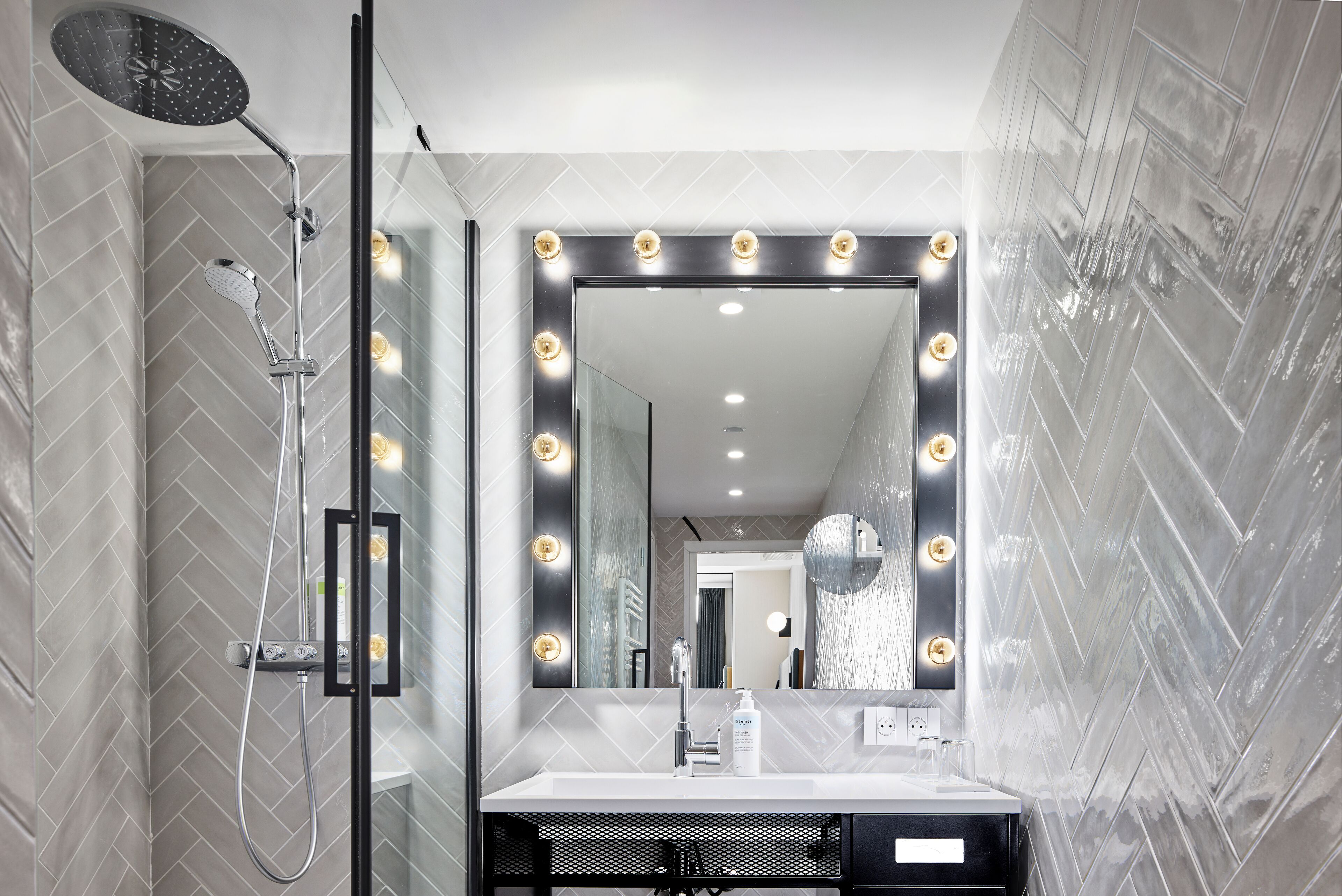 Douche, douche à « effet pluie », articles de toilette gratuits