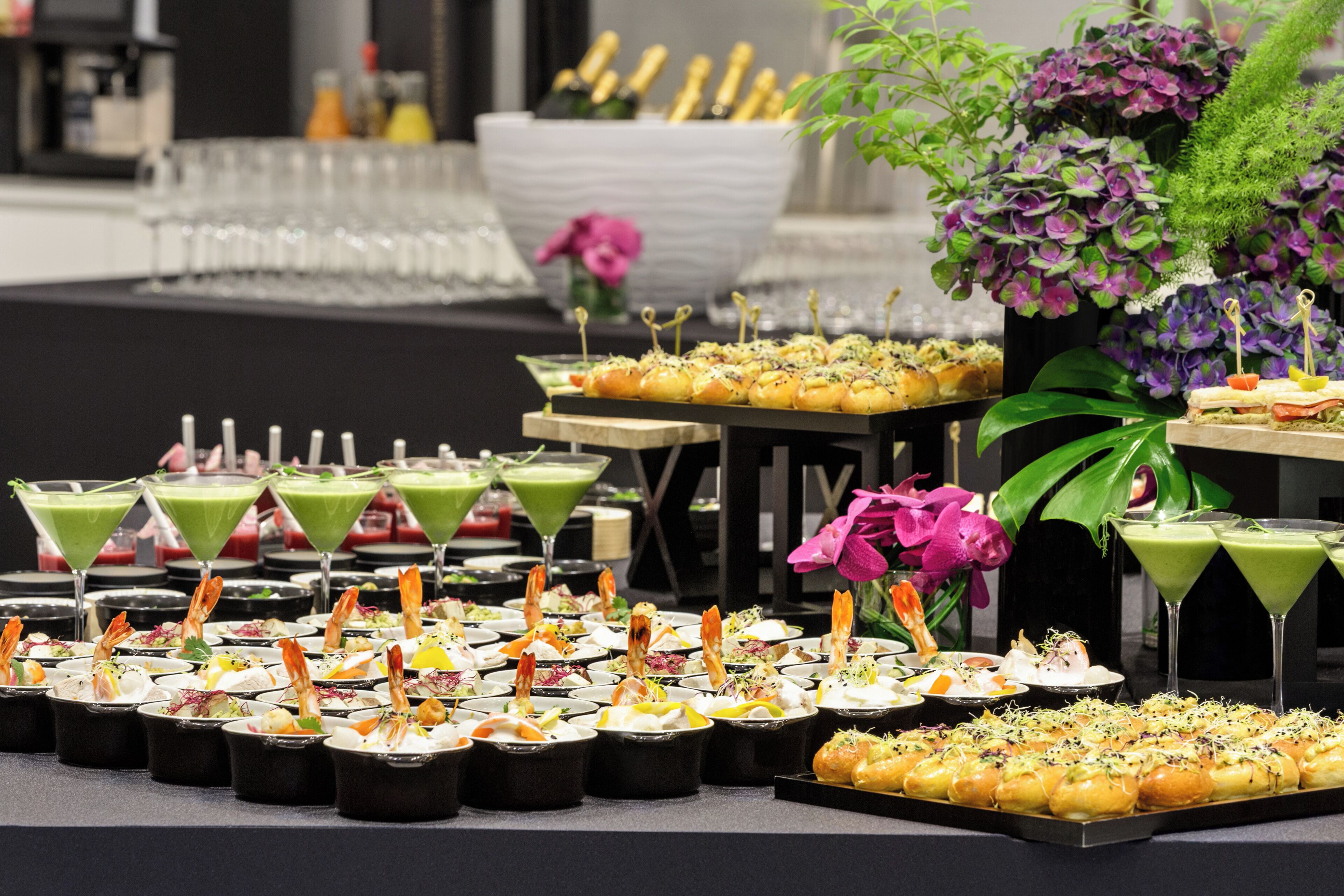 Een buffet met diverse gerechten en drankjes.