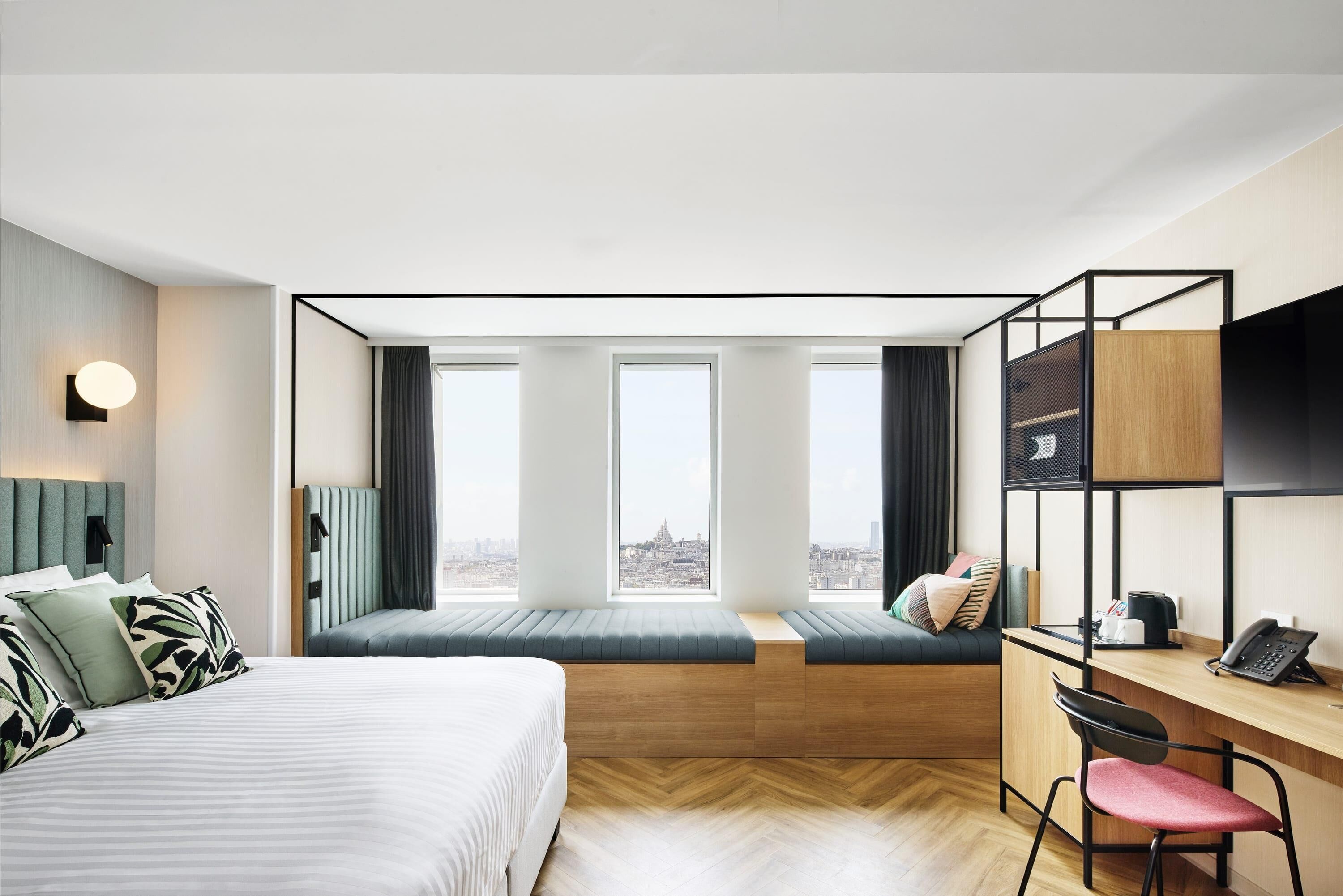 Meja, ruang kerja komputer riba, langsir/tirai gelap terus, kalis bunyi 