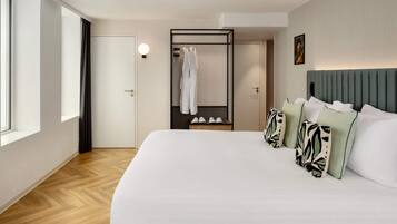Suite – junior (Eiffel Tower View) | Skrivebord, skrivebord for bærbar PC, blendingsgardiner og lydisolert