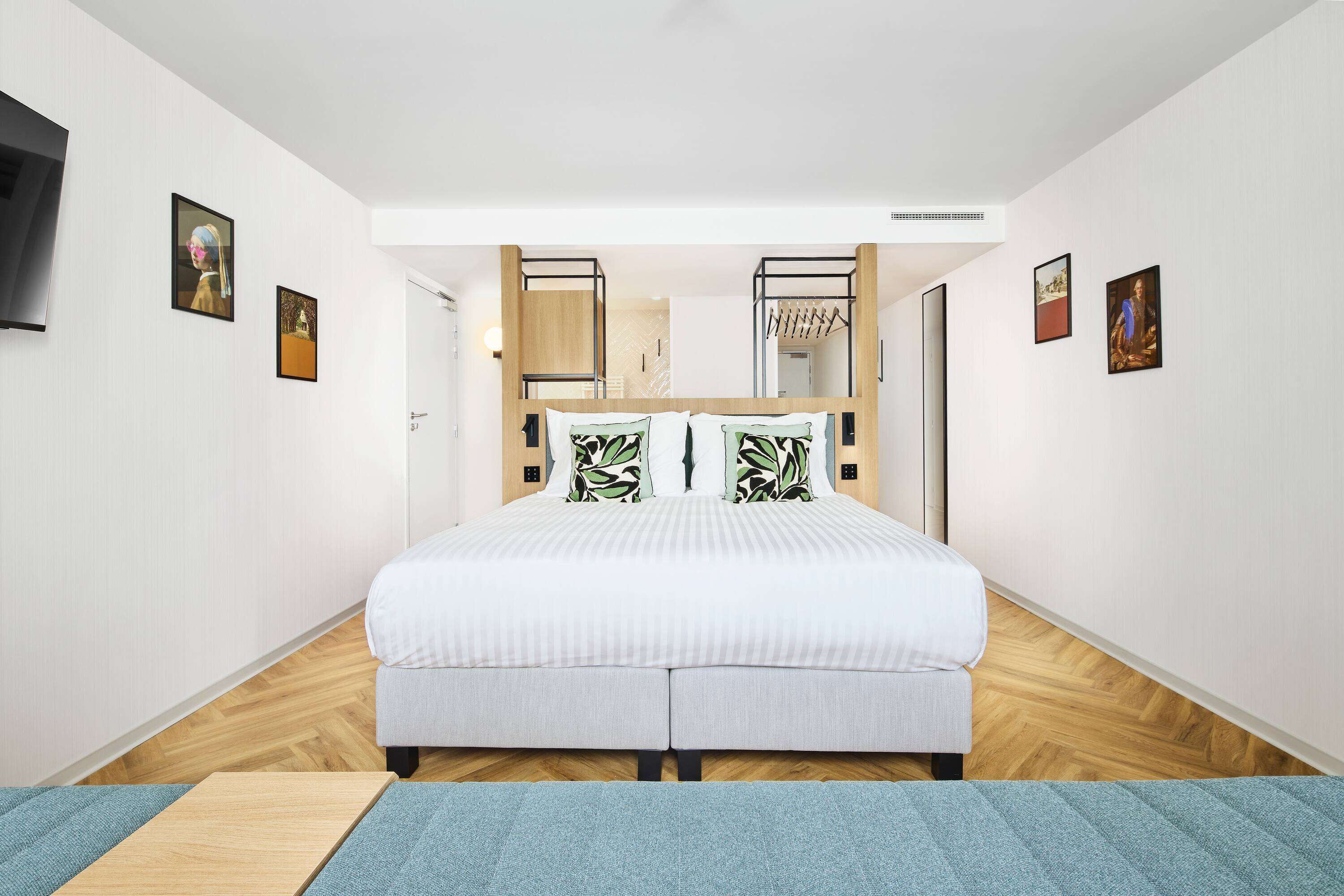 Skrivebord, blendingsgardiner, lydisolert og barnesenger (inkludert)