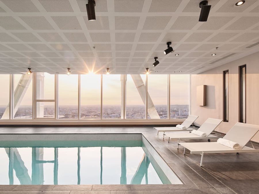 Innenpool, geöffnet von 05:00 Uhr bis 23:00 Uhr, Liegestühle