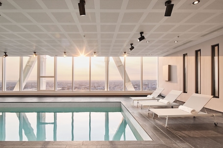 Inomhuspool med öppettider 05.00 till 23.00, och solstolar. H4 Wyndham Paris Pleyel