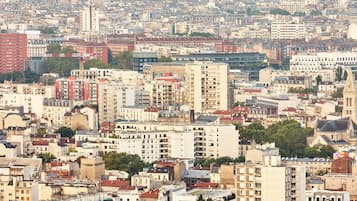 Un paysage urbain avec de nombreux bâtiments, dont une tour imposante qui se distingue au loin.