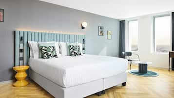 Escriptori, espai de treball apte per a portàtils i cortines opaques