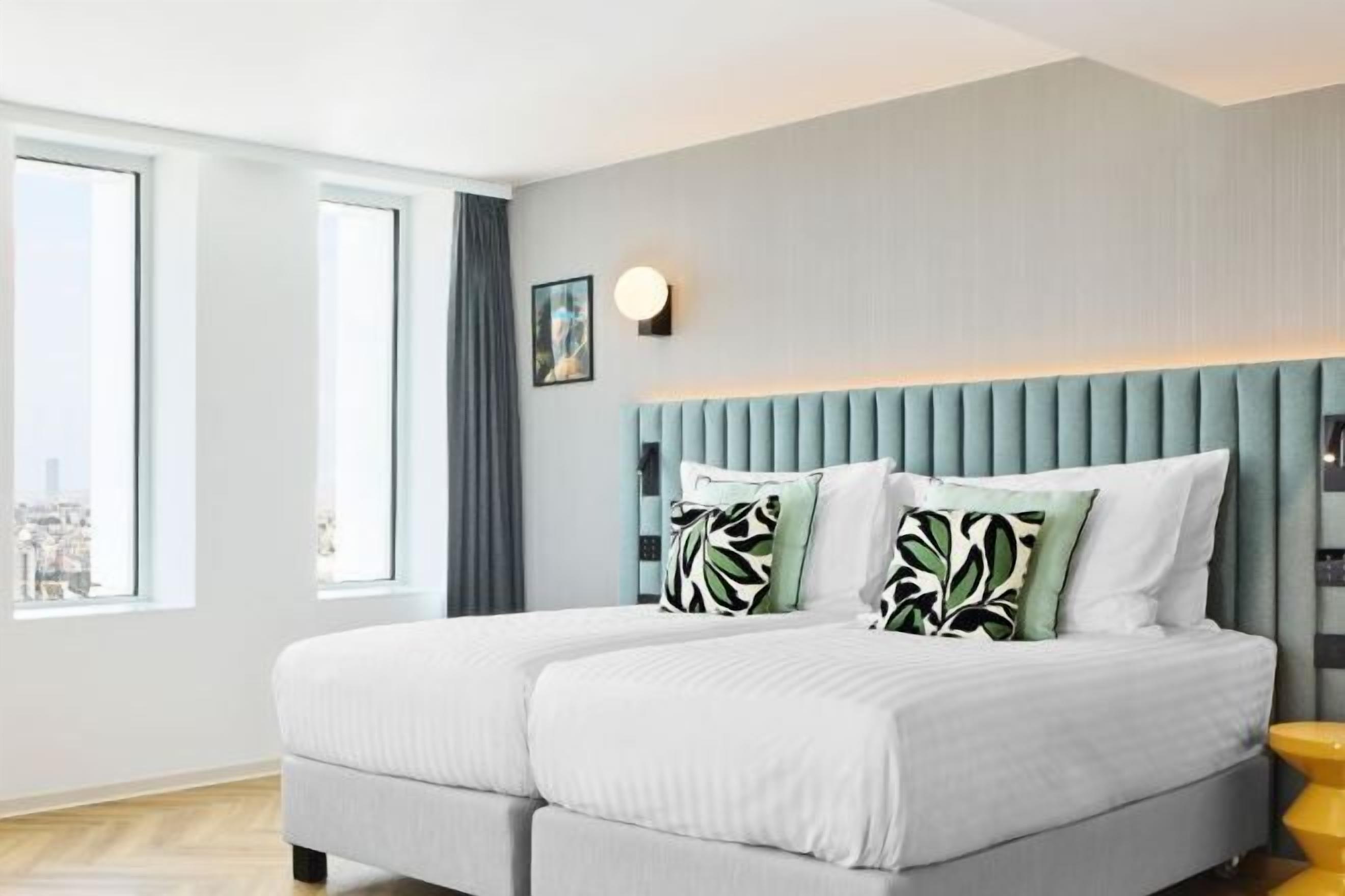 Schreibtisch, laptopgeeigneter Arbeitsplatz, Verdunkelungsvorhänge