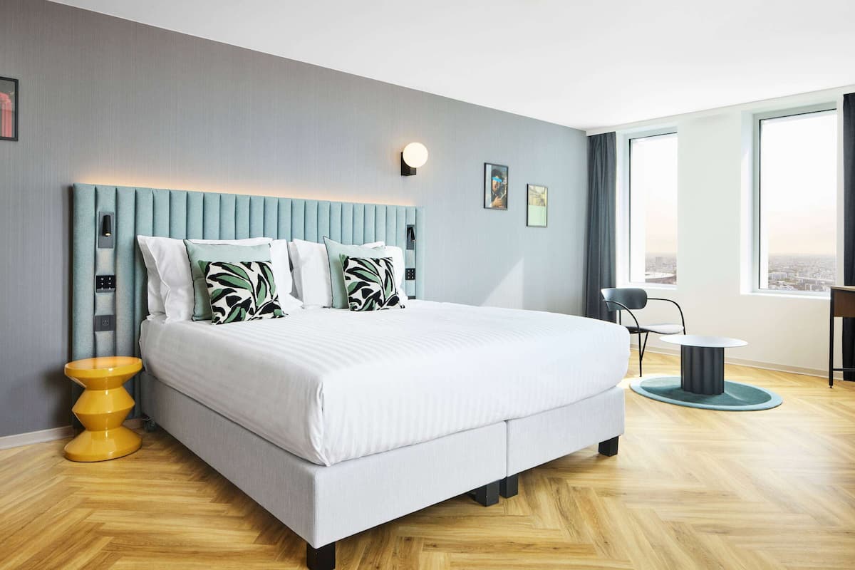 Skrivebord, blendingsgardiner, lydisolert og barnesenger (inkludert)