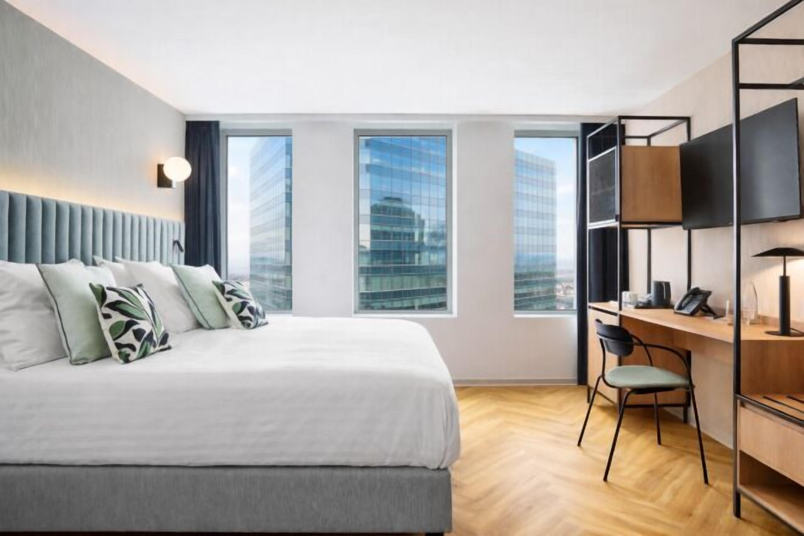 Schreibtisch, laptopgeeigneter Arbeitsplatz, Verdunkelungsvorhänge